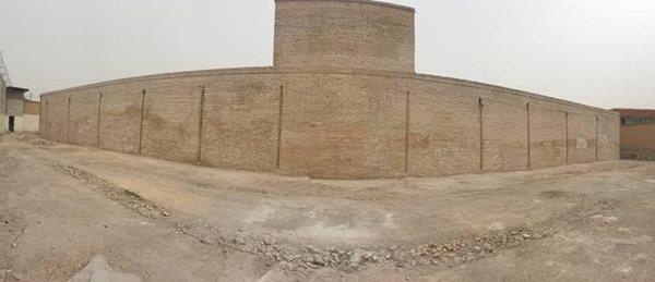 بازسازی خانه: سرانجام فاز نخست بازسازی بدنه دیوار غربی کاروانسرای شاه عباسی سمنان