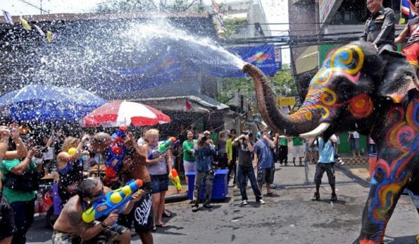 در جشن آب تایلند (Songkran) چه می گذرد؟ در جشن آب تایلند (Songkran) چه می گذرد؟